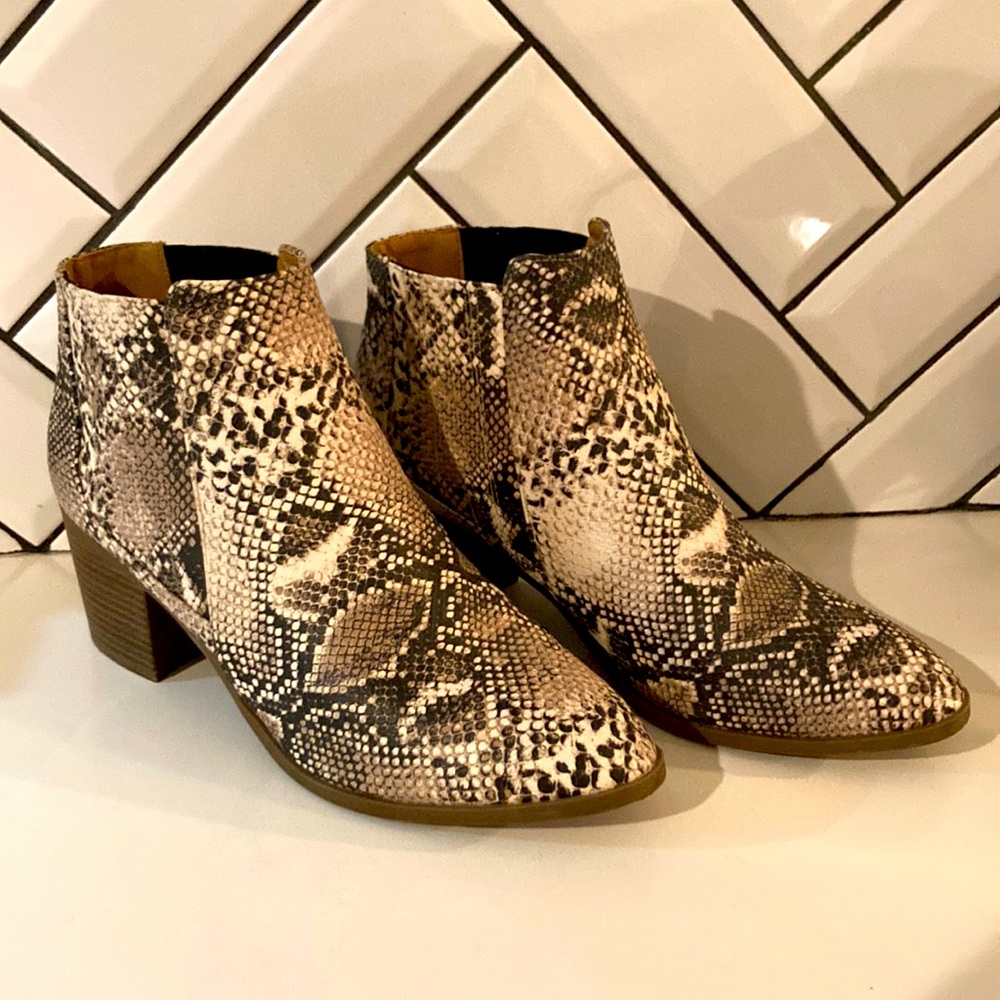 Snakeskin print ankle Bootie.